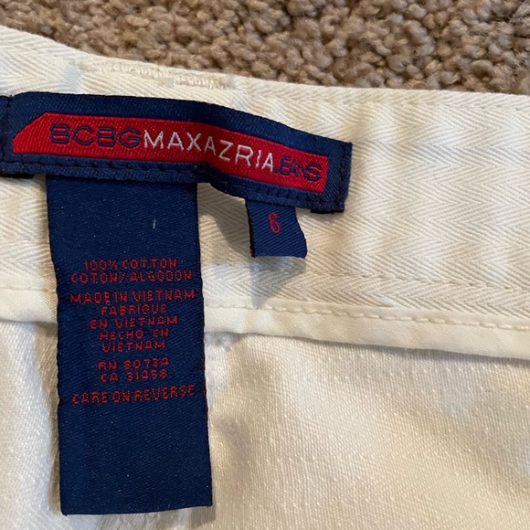 BCBG MaxAzria designer white / cream flared jeans w/buckle design size 6 Vintage - Picture 7 of 11